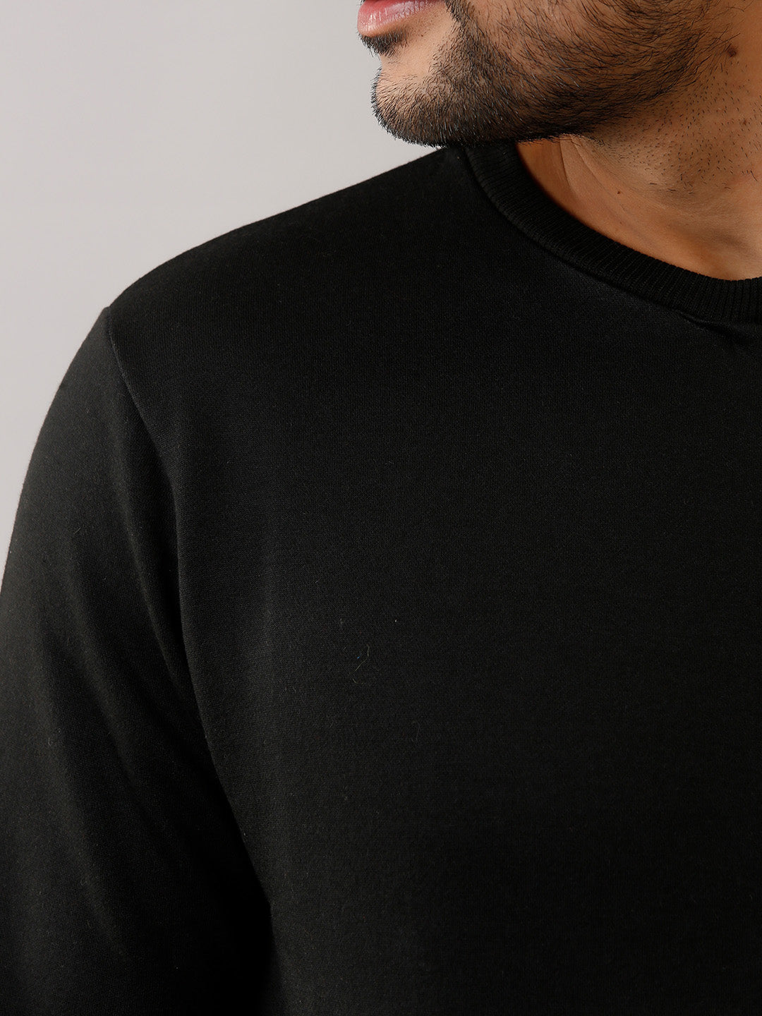 BLACK ROUND NECK SWEATSHIRT